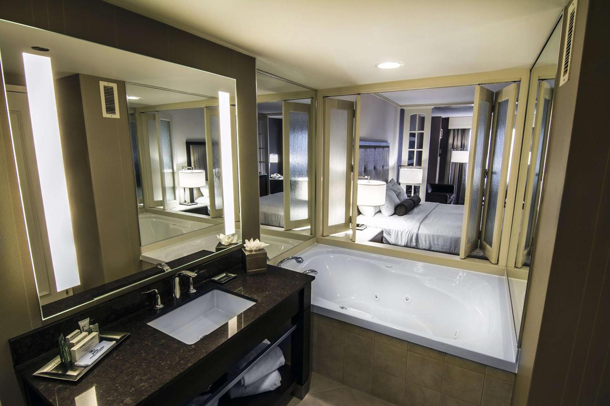 Hilton Falls/ Fallsview And 4* Niagara Falls