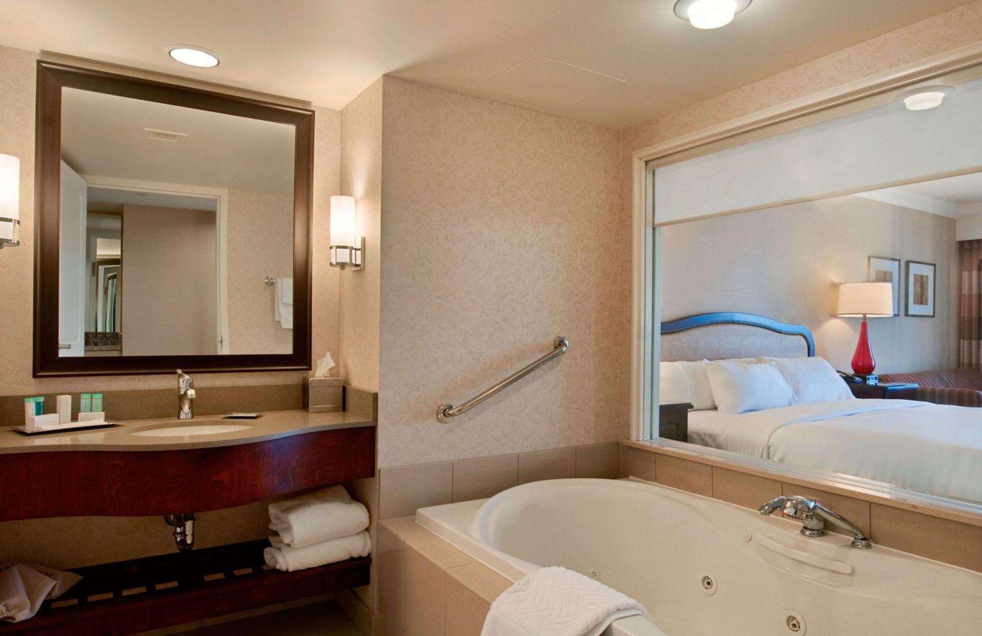 Hilton Falls/ Fallsview And 4* Niagara Falls