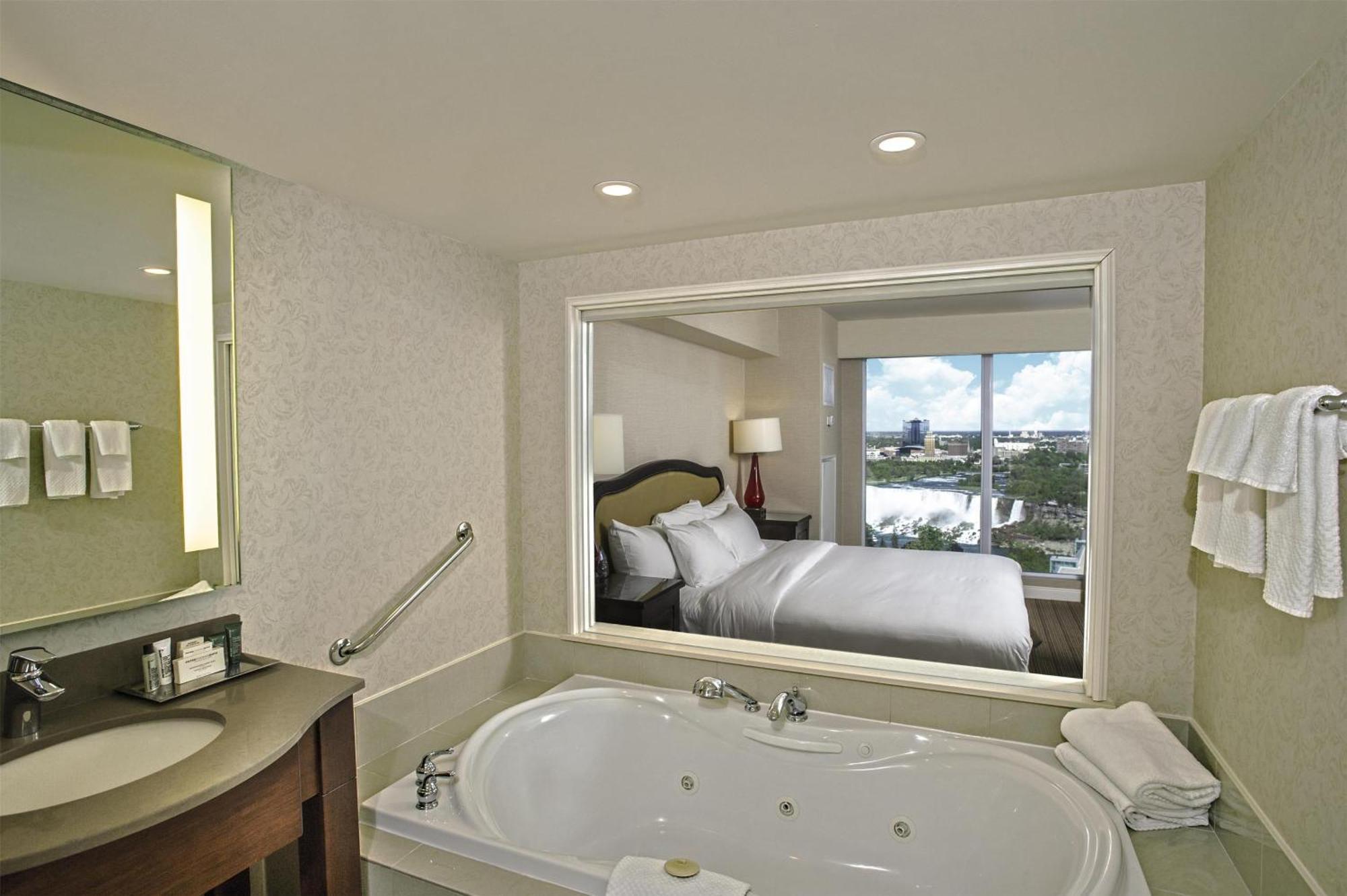 Hilton Falls/ Fallsview And Hotel Niagara Falls